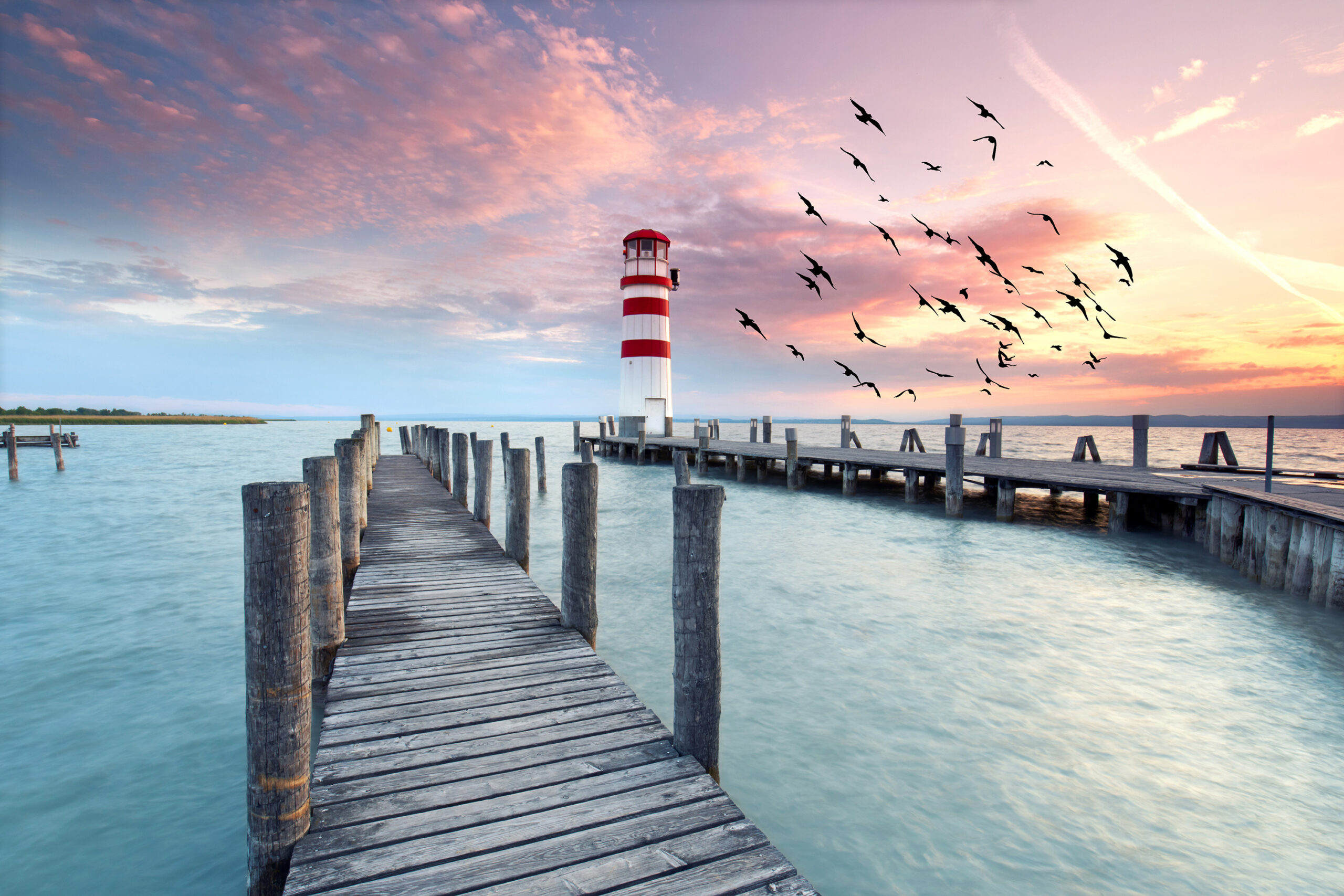 Leuchtturm am Meer mit Steg als Symbol für Wege aus Depressionen und Ängsten