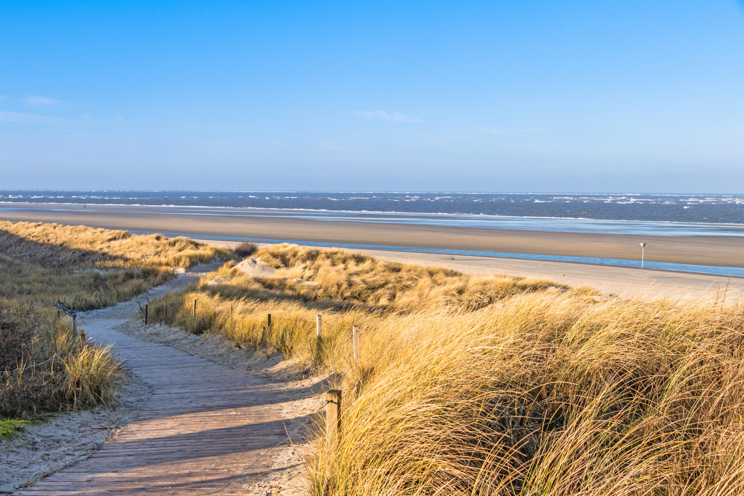 Ein Weg zum Strand als Symbol für den Weg aus dem Stress im MBSR-Kurs